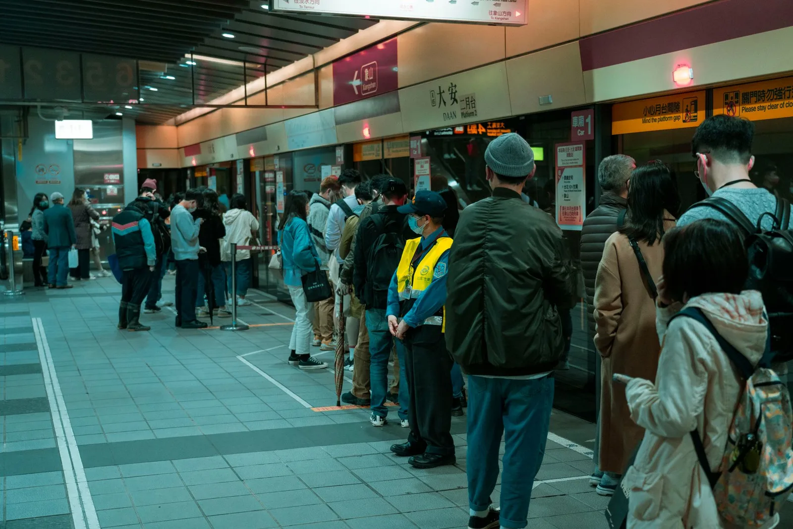 נוסעים ממתינים בשקט ובתור מסודר ברציף רכבת ביפן