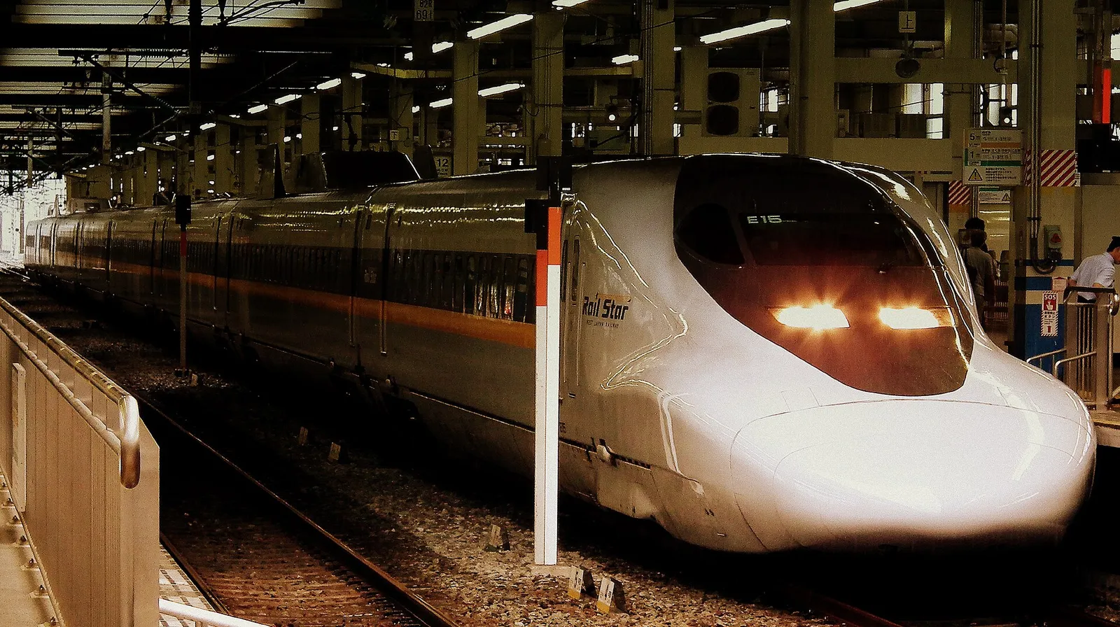 רכבת שינקנסן לבנה בתחנת הירושימה שביפן ביום בהיר