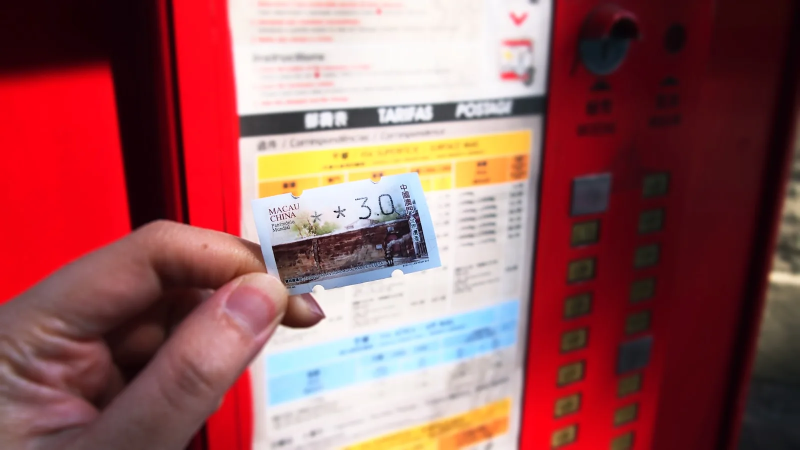 מכונת כרטיסים אוטומטית בכניסה למסעדת ראמן ביפן עם כפתורי מנות מוארים