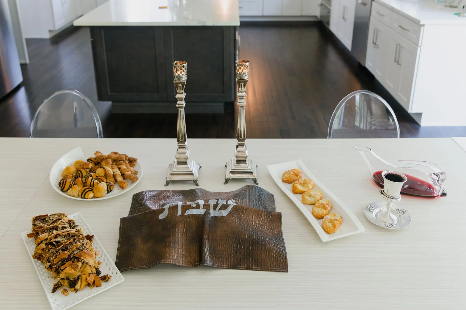שולחן ערוך לארוחת שבת כשרה בבית חב״ד בטוקיו שביפן עם חלות ונרות